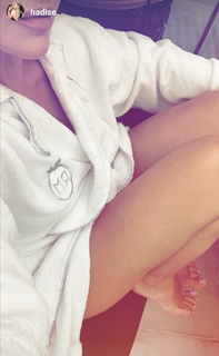Hadise feet photo thumbnail