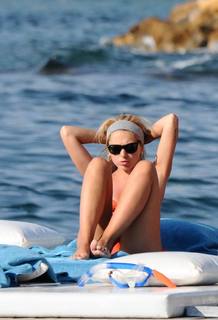 Hadise feet photo thumbnail