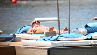 Hadise feet photo thumbnail