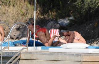 Hadise feet photo thumbnail