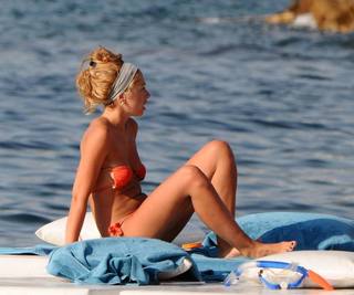 Hadise feet photo thumbnail