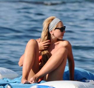 Hadise feet photo thumbnail