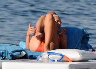 Hadise feet photo thumbnail