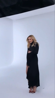 Hadise feet photo thumbnail