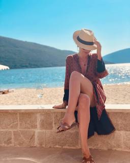 Hadise feet photo thumbnail