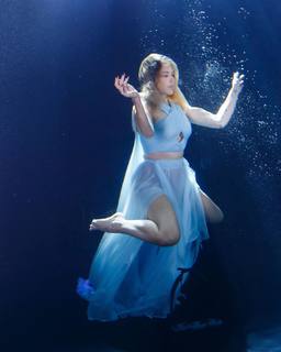 Hadise feet photo thumbnail
