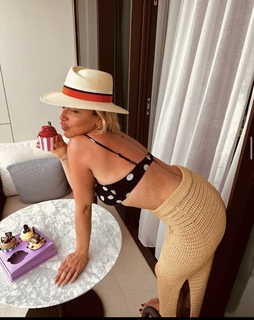 Hadise feet photo thumbnail