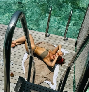Hadise feet photo thumbnail