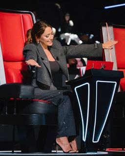 Hadise feet photo thumbnail