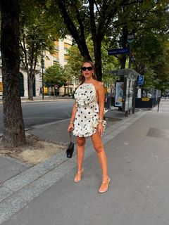 Hadise feet photo thumbnail