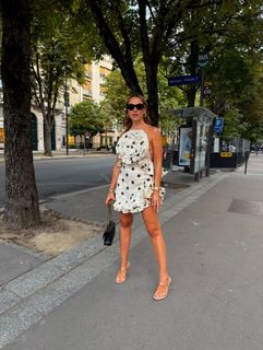 Hadise feet photo thumbnail