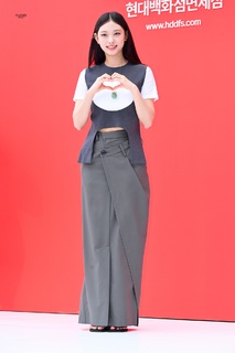 Hae-rin Kang feet photo thumbnail