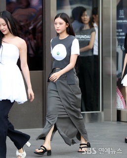 Hae-rin Kang feet photo thumbnail