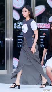 Hae-rin Kang feet photo thumbnail