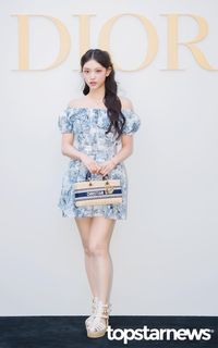 Hae-rin Kang feet photo thumbnail