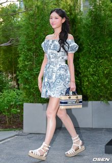 Hae-rin Kang feet photo thumbnail