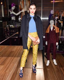 Hailee Steinfeld feet photo thumbnail
