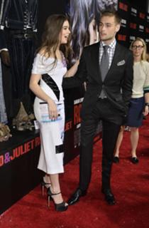 Hailee Steinfeld feet photo thumbnail