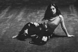 Hailee Steinfeld feet photo thumbnail