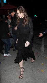 Hailee Steinfeld feet photo thumbnail