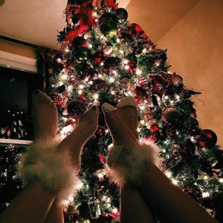 Hailee Steinfeld feet photo thumbnail
