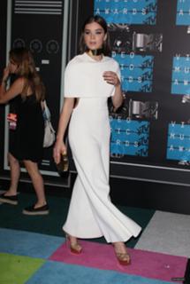 Hailee Steinfeld feet photo thumbnail