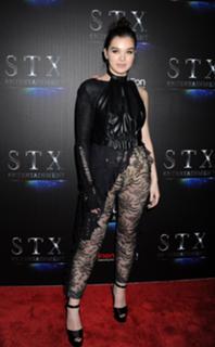 Hailee Steinfeld feet photo thumbnail