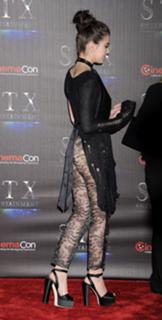 Hailee Steinfeld feet photo thumbnail
