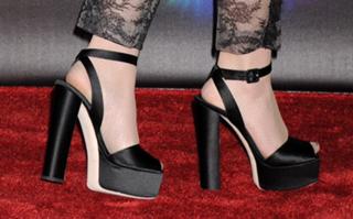 Hailee Steinfeld feet photo thumbnail