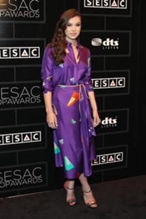 Hailee Steinfeld feet photo thumbnail