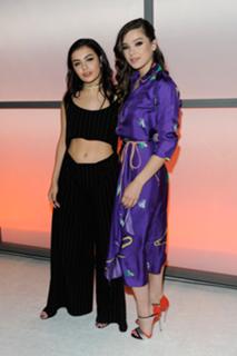 Hailee Steinfeld feet photo thumbnail