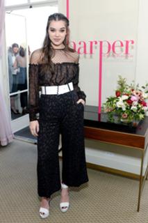 Hailee Steinfeld feet photo thumbnail