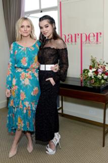 Hailee Steinfeld feet photo thumbnail