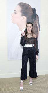 Hailee Steinfeld feet photo thumbnail