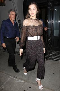 Hailee Steinfeld feet photo thumbnail