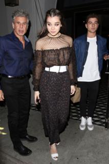 Hailee Steinfeld feet photo thumbnail