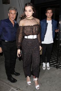 Hailee Steinfeld feet photo thumbnail