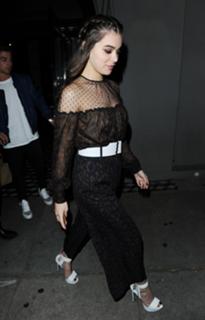 Hailee Steinfeld feet photo thumbnail