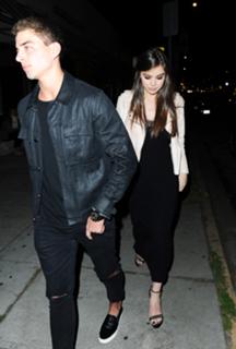Hailee Steinfeld feet photo thumbnail