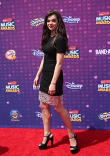 Hailee Steinfeld feet photo thumbnail