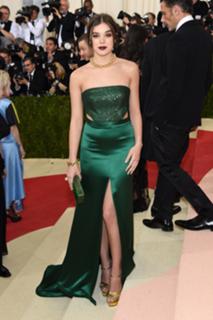 Hailee Steinfeld feet photo thumbnail