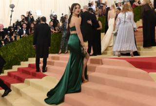 Hailee Steinfeld feet photo thumbnail