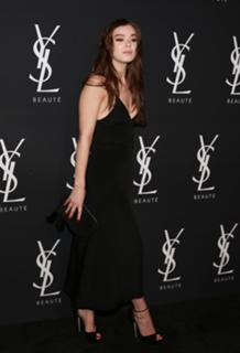 Hailee Steinfeld feet photo thumbnail