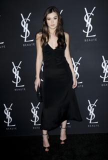 Hailee Steinfeld feet photo thumbnail