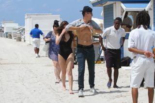 Hailee Steinfeld feet photo thumbnail