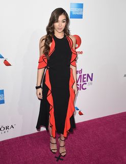 Hailee Steinfeld feet photo thumbnail