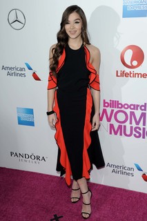 Hailee Steinfeld feet photo thumbnail