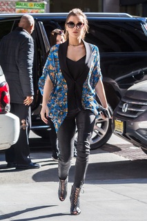 Hailee Steinfeld feet photo thumbnail