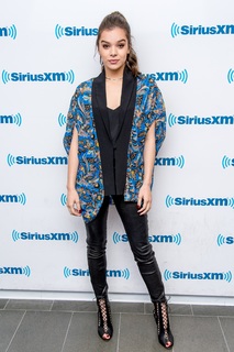 Hailee Steinfeld feet photo thumbnail