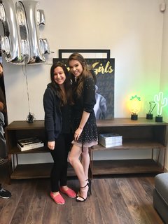 Hailee Steinfeld feet photo thumbnail